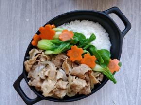 将做好的肥牛、蔬菜和炸虾摆盘即可