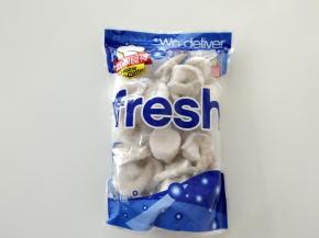 将虾仁从冷冻室取出，放入冷藏室，缓慢自然解冻。也可以放入干净的冷水中解冻。