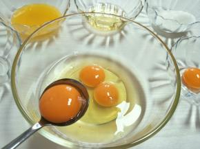 首选准备材料，进行分蛋处理，蛋盆必须无油无水干净。小技巧就是可以用勺子可以辅助分蛋。