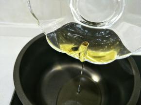 油倒入锅，小火出现纹路 倒入低筋粉