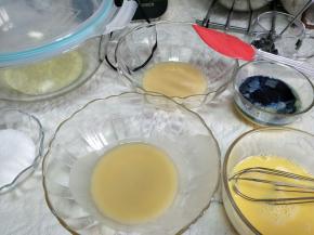 烫面分开俩个容器。鸡蛋也分开俩个容器。蛋黄分别加入玉米油，并各自加入牛奶/蝶豆花水，分别充分搅匀。待用