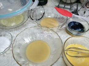 烫面分开俩个容器。鸡蛋也分开俩个容器。蛋黄分别加入玉米油，并各自加入牛奶/蝶豆花水，分别充分搅匀。待用