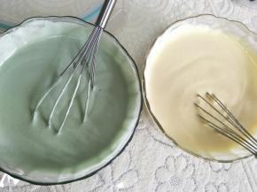 蛋白，用刮刀切分成俩部分，并分次和蛋黄液翻拌均匀。得到俩颜色的蛋糕糊。