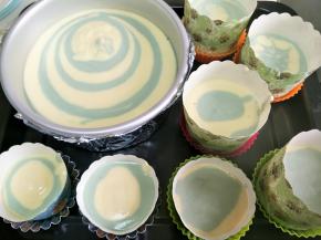 这个蛋糕用的水浴法，可以避免上色过深，所以模具记得提前包裹锡纸。
取一个颜色蛋糕糊a，倒入模具的中心，不要铺满。再倒入另外颜色的蛋糕糊b。再倒a，再b。直到大约6.7分满。剩余的做成纸杯蛋糕用于后期蛋糕的装饰。