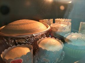 倒好蛋糕糊后，烤盘加入温水，放入烤箱150度50分钟。