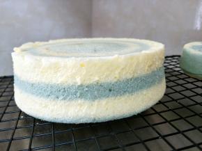 出炉震一下热气，倒扣晾凉。脱模。