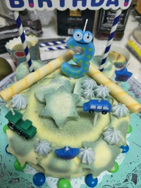 纸杯切片，用饼干模具压出喜欢的团，进行装饰。
