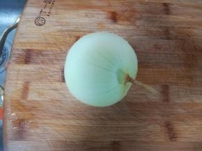 白洋葱一个，去干皮，洗净。