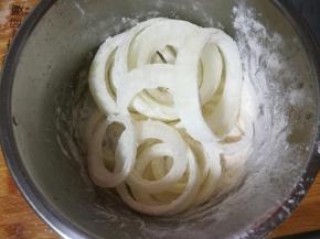 切好的洋葱圈放入干粉内。均匀让它粘好粉。