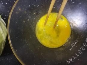 鸡蛋打散。