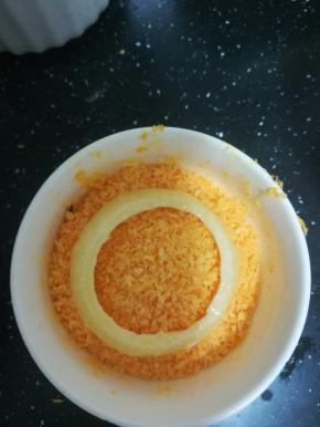 然后放入面包糠中，滚一圈。粘好面包糠。