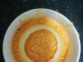 然后放入面包糠中，滚一圈。粘好面包糠。