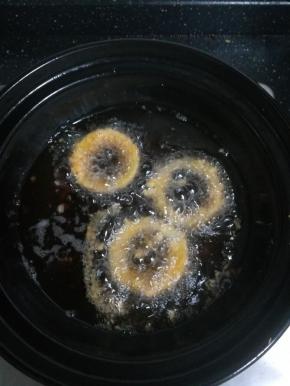 砂锅放油，油温上来后，放入洋葱圈。炸至金黄就可以。