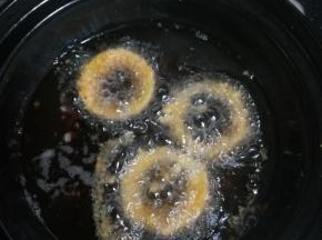 砂锅放油，油温上来后，放入洋葱圈。炸至金黄就可以。