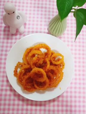成品。香酥的洋葱圈。