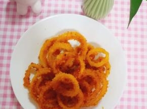成品。香酥的洋葱圈。