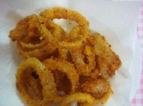 炸好的洋葱圈放在厨房纸上，吸去多余油。