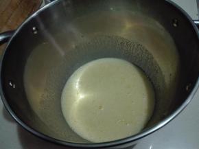 除面粉，酵母外所有材料混合搅拌均匀