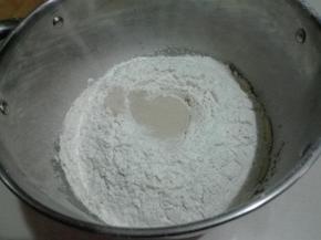 放入面粉同酵母