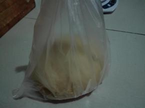 我头天晚上揉好的面团，放入保鲜袋，放冰箱冷藏一晚上