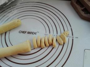 将面团搓成长条，切成小剂子