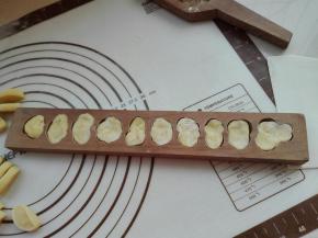 分别按压到模具中