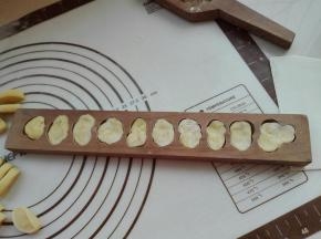 分别按压到模具中