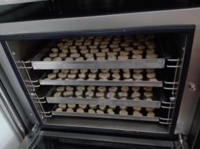 烤箱预热，会自动提示预热好，将烤盘依次放入