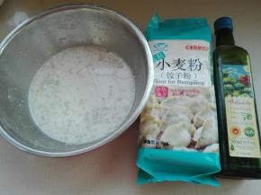 准备好材料，将牛奶同酵母融化