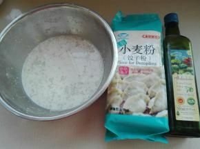 准备好材料，将牛奶同酵母融化
