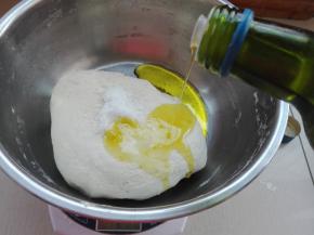 揉光滑后放入盐同橄榄油