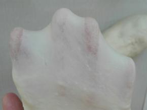 继续揉成可以拉开薄膜，如图