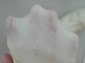 继续揉成可以拉开薄膜，如图