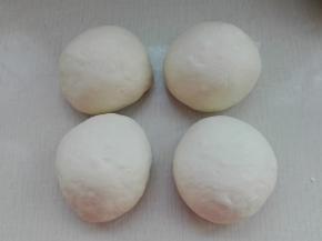 发酵好的面团排气，等分四份滚圆醒发15分钟