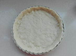 我用了一个九寸披萨盘，将面团摊开至模具中，四周厚点