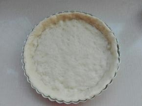 我用了一个九寸披萨盘，将面团摊开至模具中，四周厚点