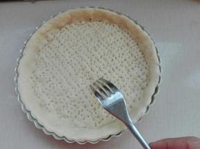 用叉子将中间部分全部扎眼
