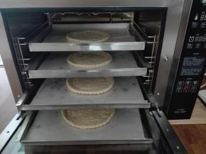 依次摆放烤盘中，放入猛犸象风炉中