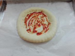 发酵好的披萨胚，抹上一层披萨酱