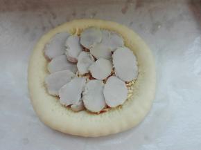 将熟芋头切片，撒点盐均匀摆平（喜欢甜可以放糖哦）