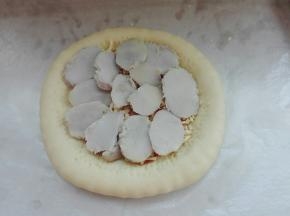 将熟芋头切片，撒点盐均匀摆平（喜欢甜可以放糖哦）
