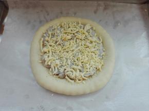上层再均匀撒上芝士碎