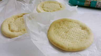 其它披萨胚放入风炉200度烤制5分钟定型