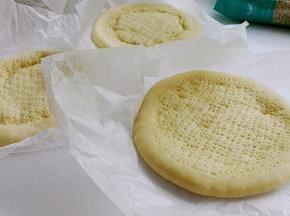 其它披萨胚放入风炉200度烤制5分钟定型