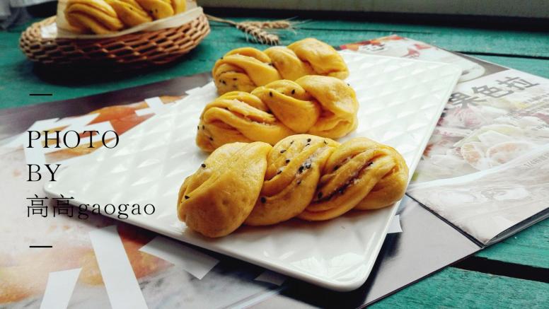 蒸南瓜黑芝麻酥花卷