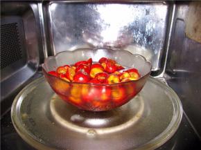 然后放入微波炉内高火叮10分钟