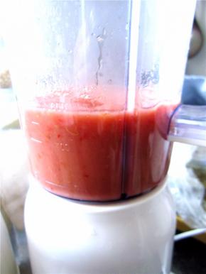 将加热后的红果放入料理机内