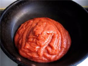 将红果泥放入炒锅中