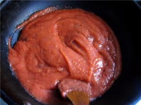 小火慢慢的翻炒，保证其不糊锅