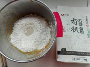 将面团用料混合（南瓜泥根据其水份多少，适量增减）